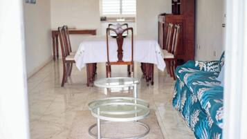 Apartment, 2 Bedrooms, Garden View | Dining