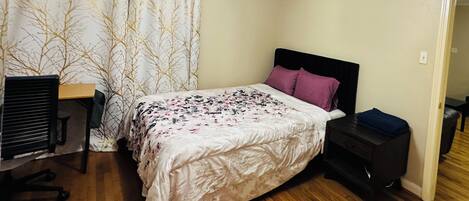 Iron/ironing board, internet, bed sheets