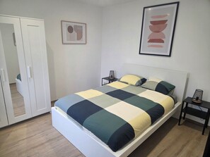 2 bedrooms, iron/ironing board, WiFi