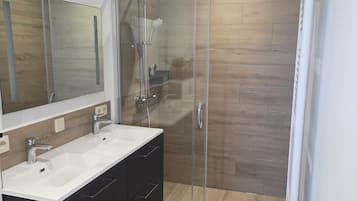 Shower, hair dryer, toilet paper