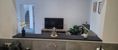 Een microgolfoven, een oven, een kookplaat, een vaatwasser