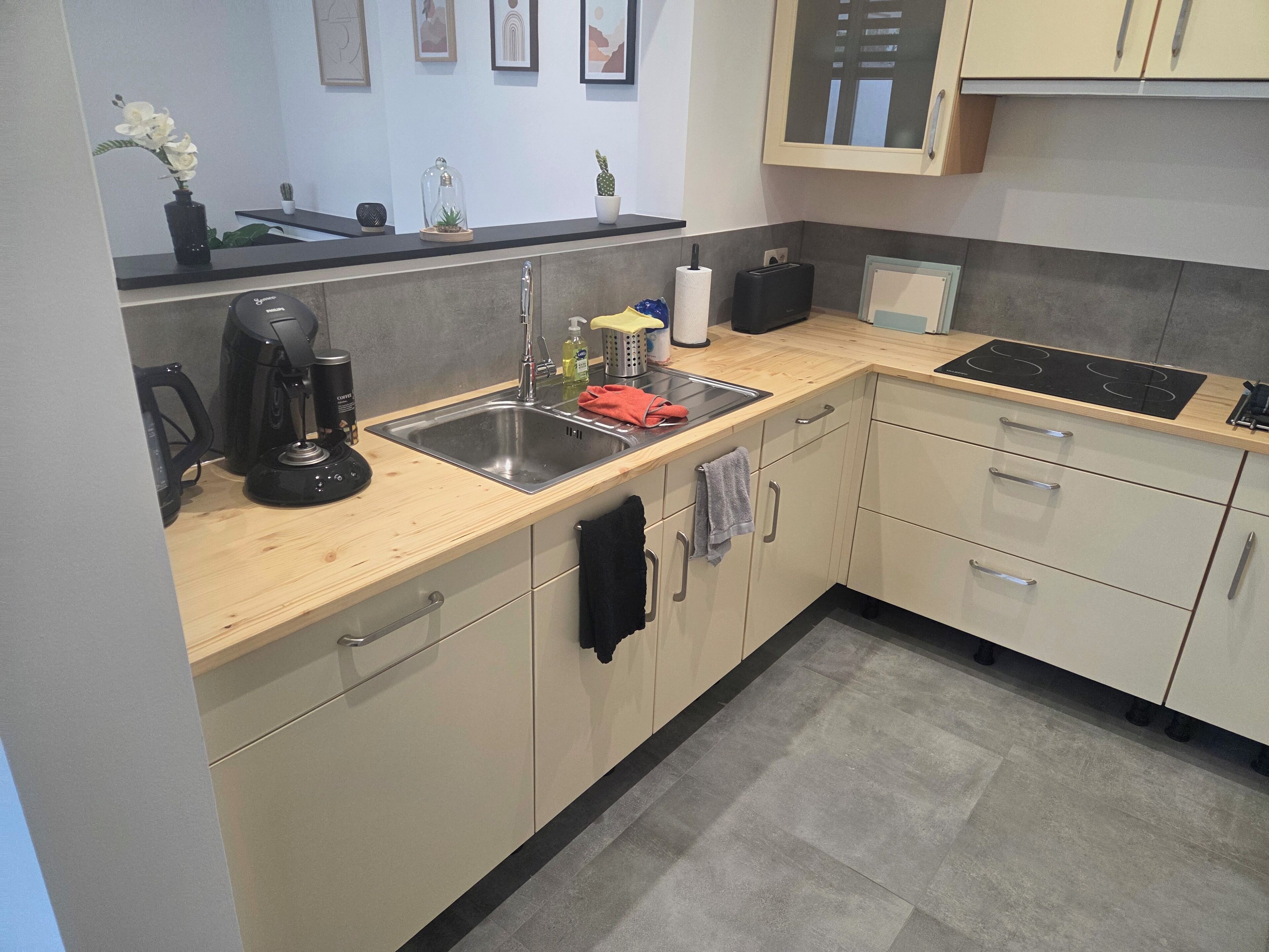 Een microgolfoven, een oven, een kookplaat, een vaatwasser