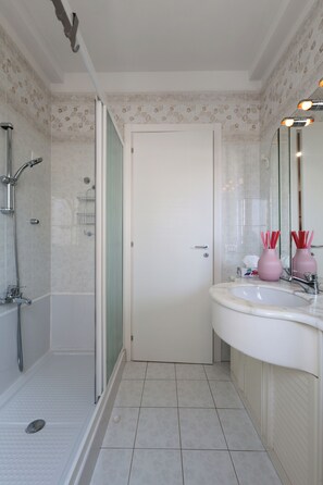 Haartrockner, Bidet, Handtücher, Seife