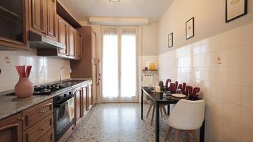 Frigorifero, microonde, forno, piano cottura