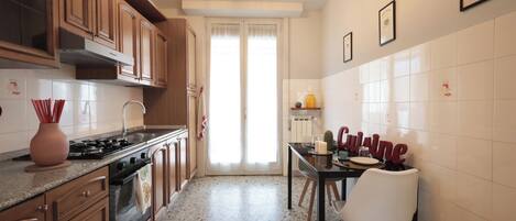 Een koelkast, een magnetron, een oven, een kookplaat