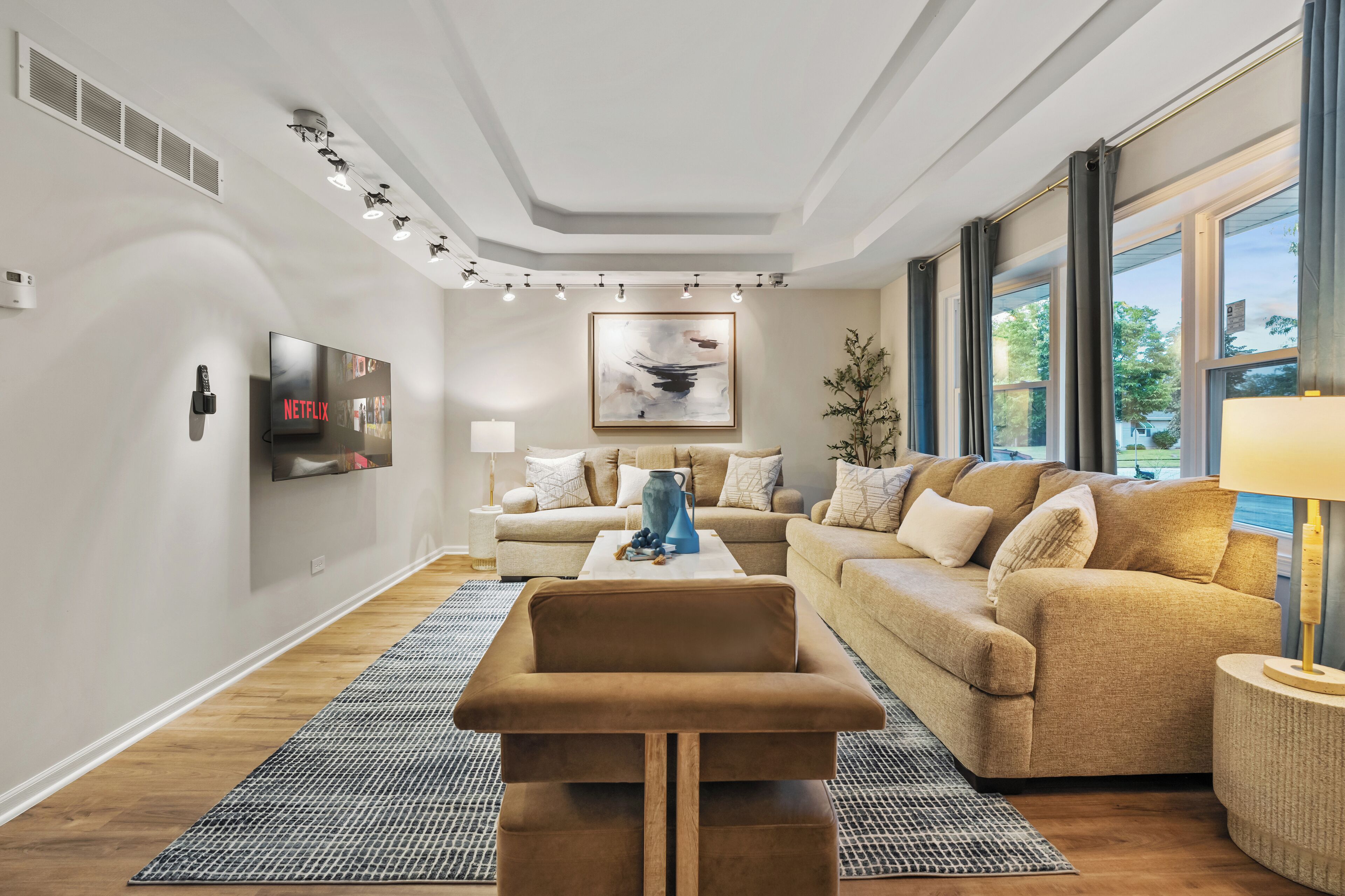 Smart-TV, Kamin, Tischfußball, Bücher