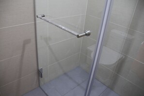 Dutxa, assecador de cabells, tovalloles i sabó