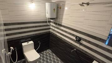 Casa de campo luxo | Banheiro | Chuveiro, produtos de toalete grátis, roupões de banho, toalhas de banho