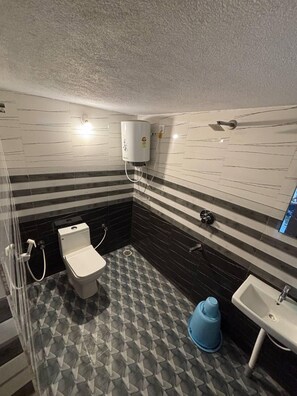 Deluxe Cottage | Bathroom | Shower, free toiletries, towels, toilet paper