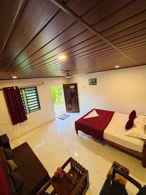 Deluxe Cottage | Desk, laptop workspace, free WiFi