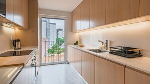 Kühlschrank, Mikrowelle, Ofen, Herdplatte