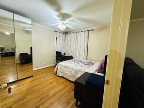 2 habitaciones, caja de seguridad en la habitación y escritorio 