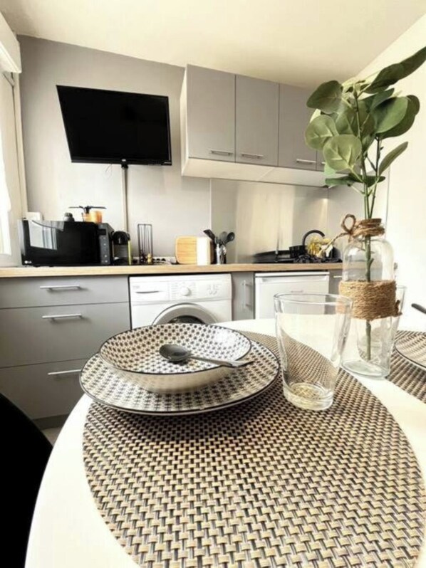 Microondas, placa de cocina y lavavajillas