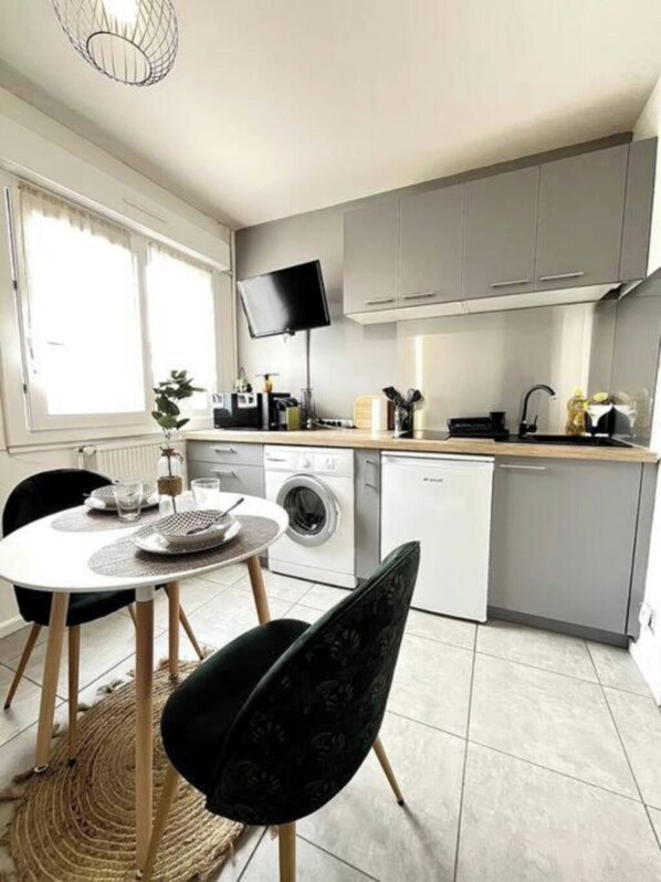 Mikrobølgeovn, kogeplade, opvaskemaskine