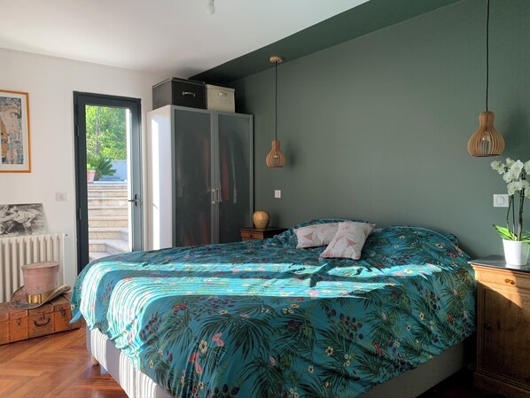 4 habitaciones, tabla de planchar con plancha y acceso a internet 