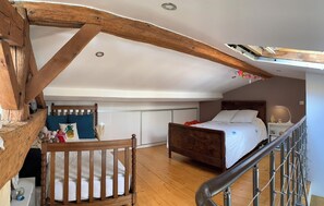 4 habitaciones, tabla de planchar con plancha y acceso a internet 