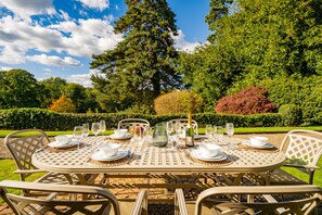 تناول الطعام بالخارج