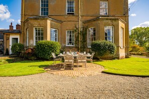 Outdoor dining - Hopton Court Apartment - sleeps 6 guests  in 3 bedrooms (Kidderminster)