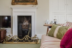 TV - Hopton Court Apartment - sleeps 6 guests  in 3 bedrooms (Kidderminster)