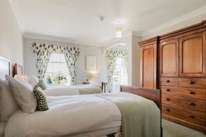 3 عدّة غرف نوم وخدمة الإنترنت وملاءات أسرّة