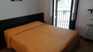 Dreibettzimmer | Schreibtisch, laptopgeeigneter Arbeitsplatz, VerdunkelungsvorhÀnge