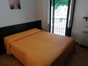 Triple Room | Desk, laptop workspace, blackout drapes, free WiFi - hotel poseidonia (Sapri)