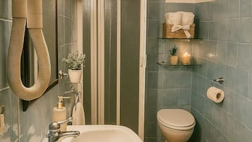 Camera tripla | Bagno | Doccia, asciugacapelli, accappatoio, bidet