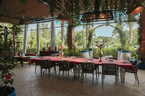 Outdoor dining - Exclusive 13BR Villa Marrakech - Perfect for Retreats, Events & Holidays (Marrakech)