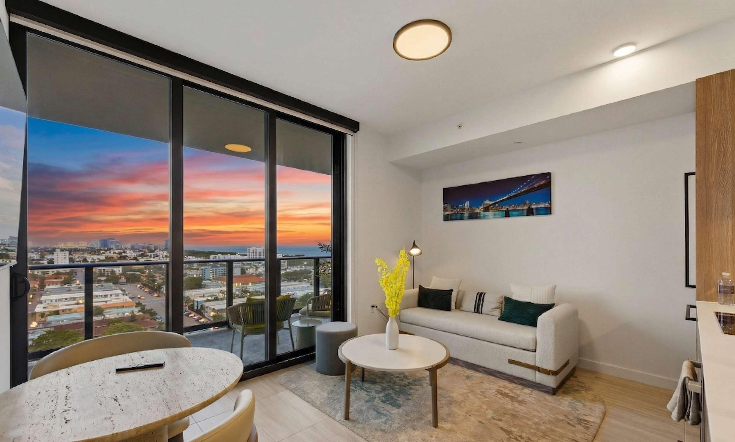 Luxury-Apartment, 1 King-Bett und Schlafsofa, Balkon, Meerblick | Wohnbereich | 10-Zoll-Smart-TV mit Kabelempfang