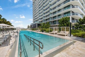 Outdoor pool, pool loungers - Elegant Miami Beach Condos (Miami Beach)