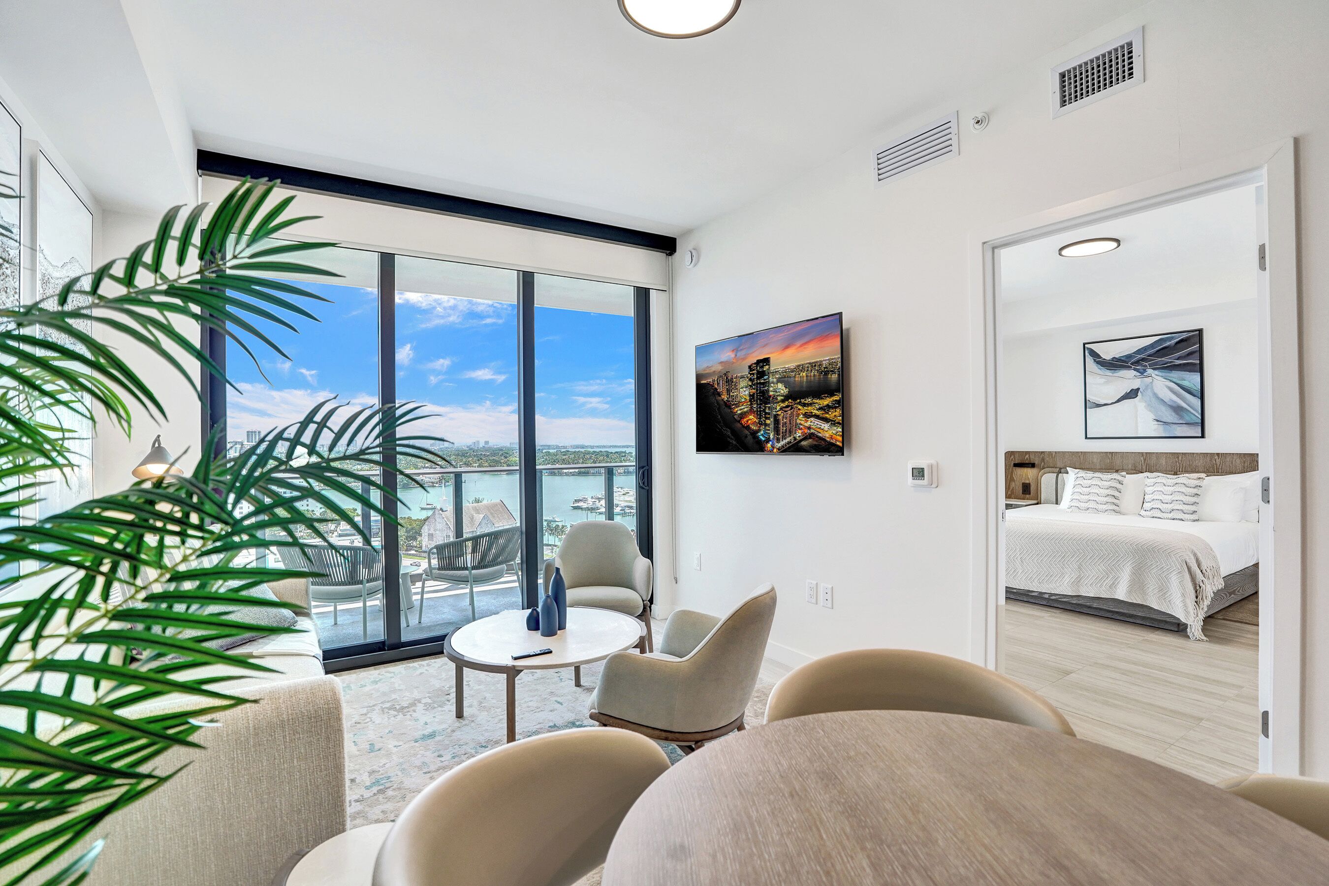 Luxury Condo | Ruang tamu | 10 inci sebuah televisyen pintar dengan kabel 