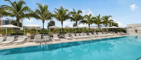 Utendørsbasseng og solsenger