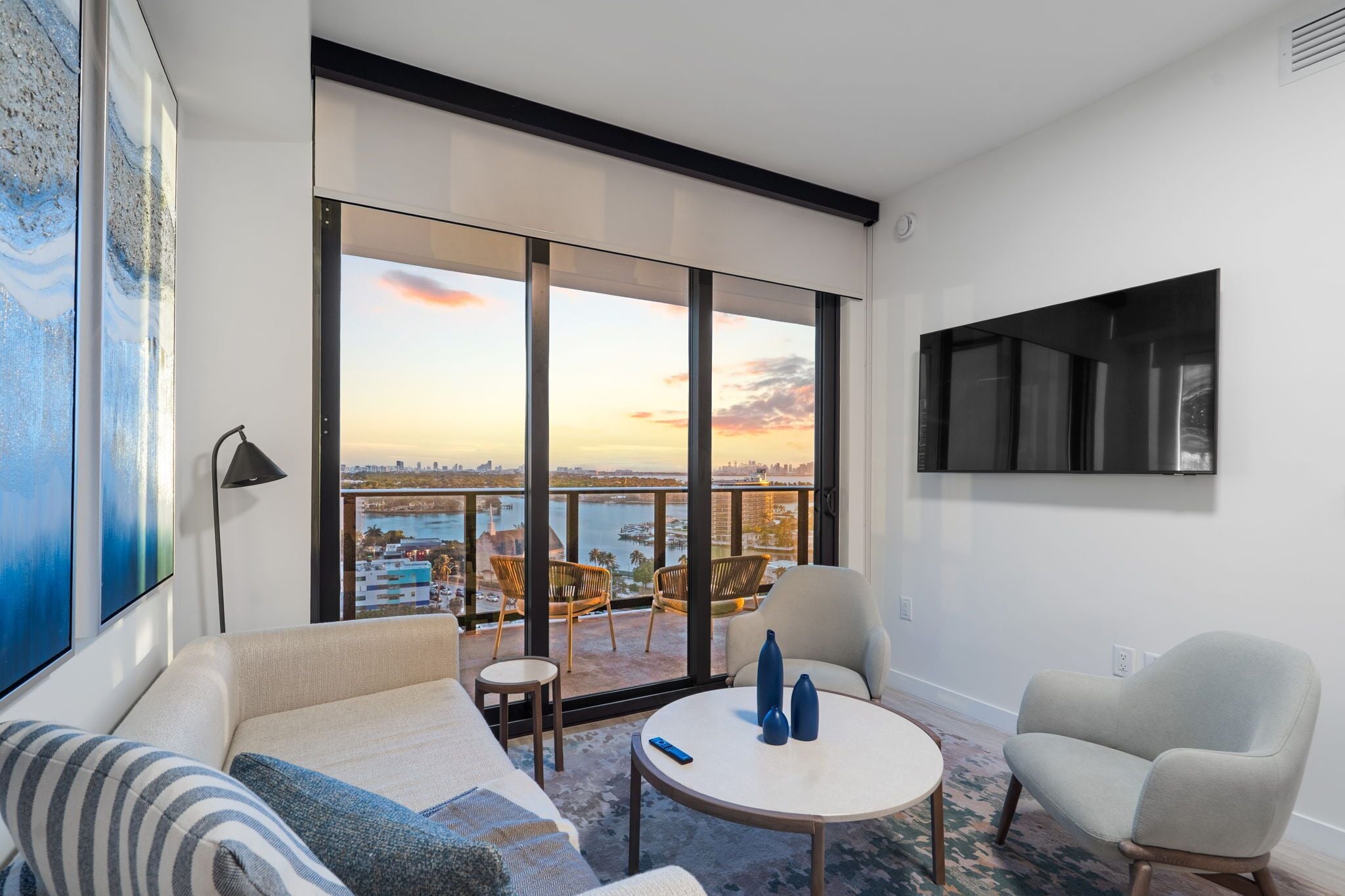 Luksusleilighet | Oppholdsområde | En 10-tommers smart-TV med kabel-kanaler