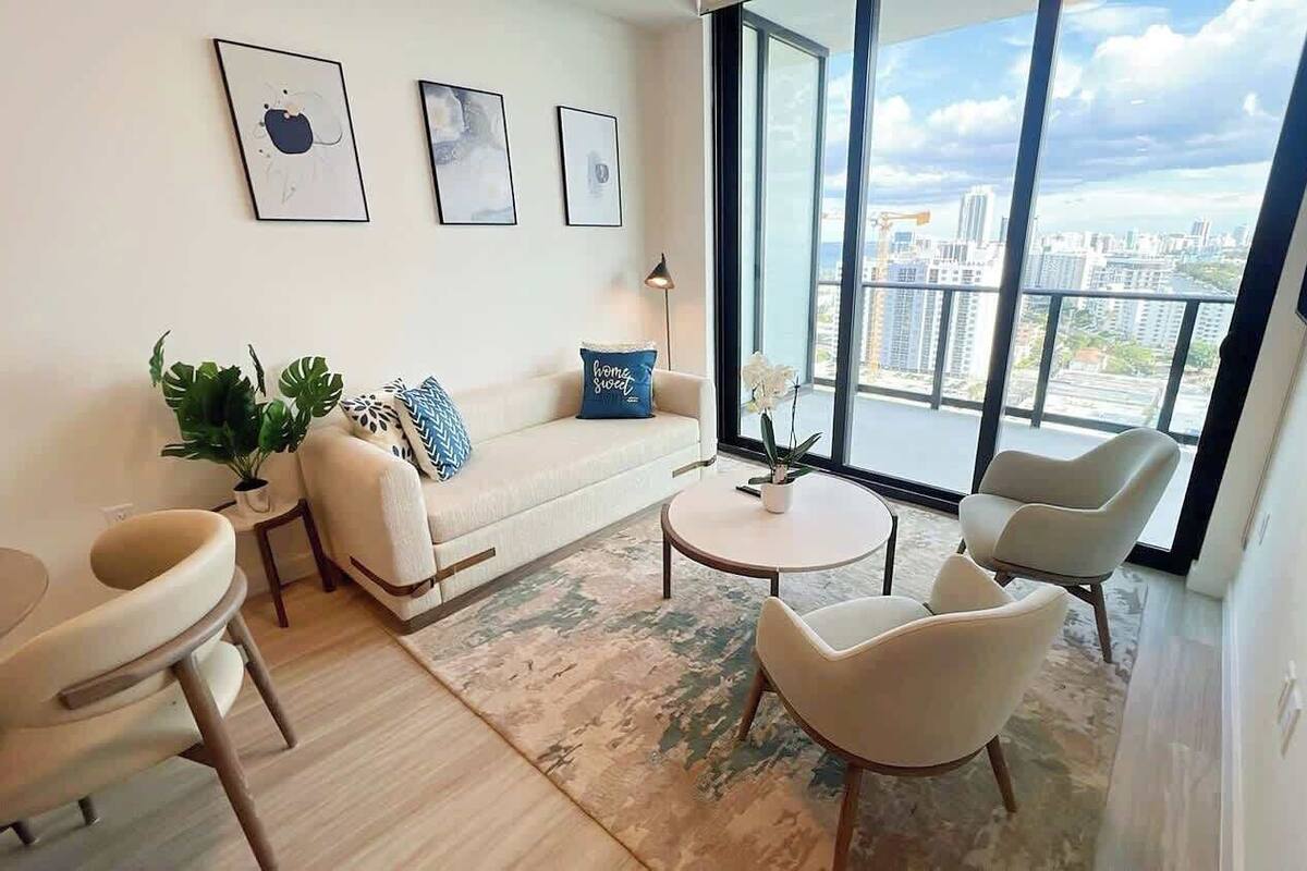 Luxury-Apartment | Wohnbereich | 10-Zoll-Smart-TV mit Kabelempfang