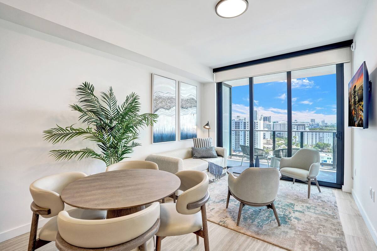 Luxury Condo | Dining room