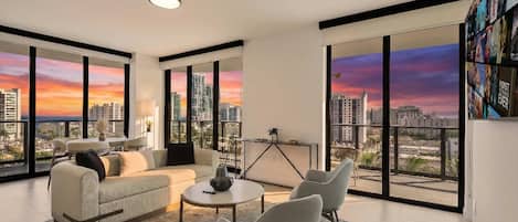 Condo luxueux, balcon, vue sur la ville | Aire de séjour | Téléviseur connecté de 10 po avec télévision par cùble