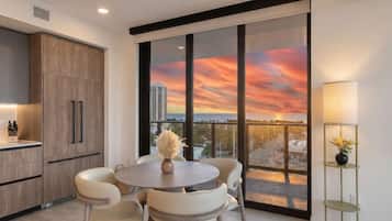 Condo de lujo, balcón, vista a la ciudad | Comedor