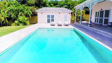 Outdoor pool, sun loungers