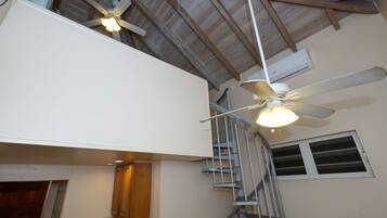 Quarto galeria | Frigobar (abastecido com alguns itens grátis), escrivaninha