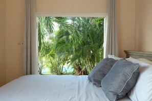 Standard Studio Suite, Garden View | Desk, laptop workspace, free WiFi