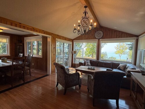 Your perfect waterfront getaway for 4 season. Near Casino Rama and Moonstone Ski
