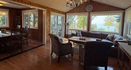 Your perfect waterfront getaway for 4 season. Near Casino Rama and Moonstone Ski