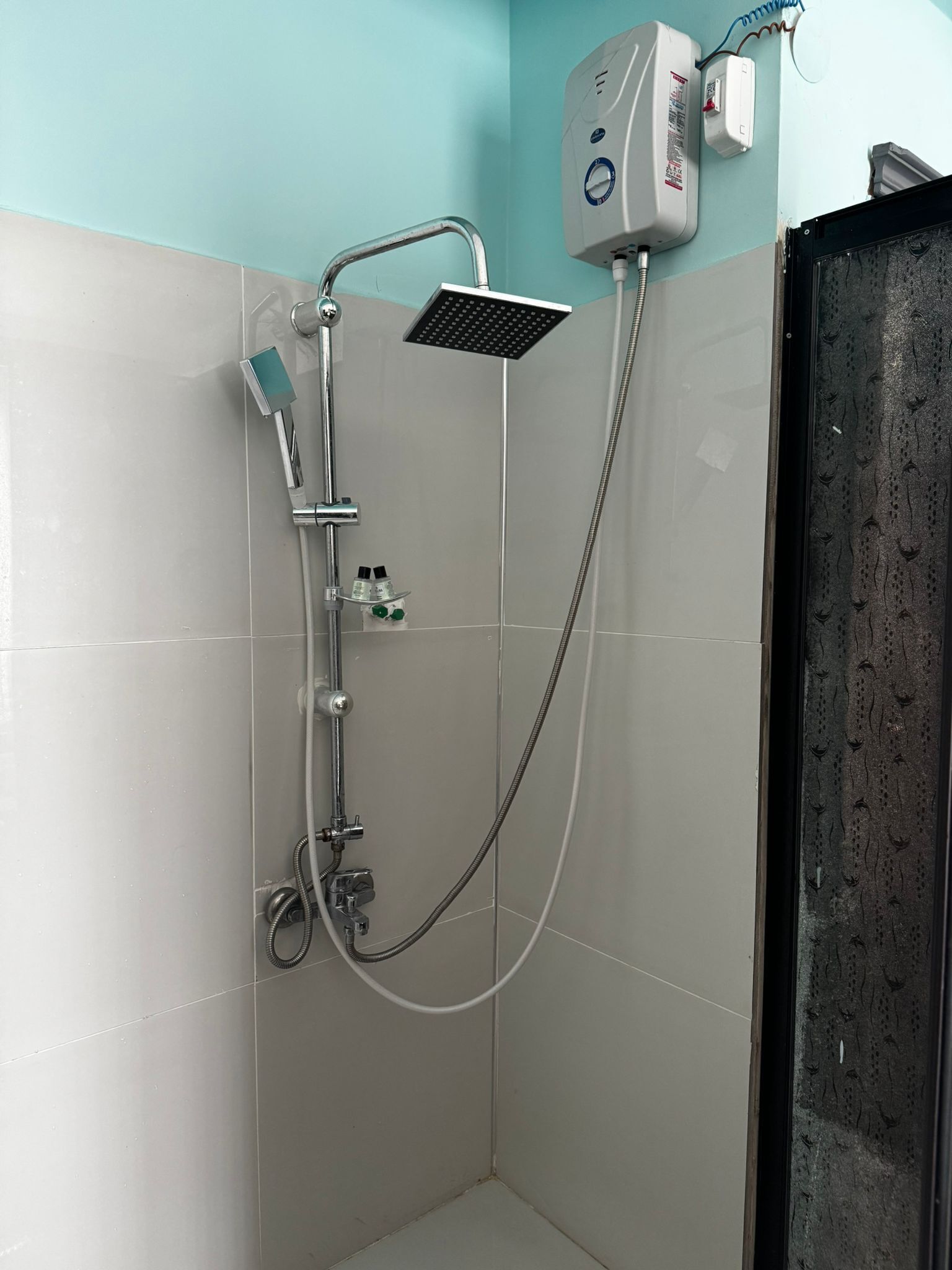 Klassieke kamer, uitzicht op de binnenplaats | Badkamer | Een douche, een haardroger, handdoeken, shampoo