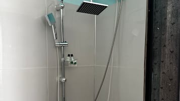 Classic Room, Courtyard View | Bathroom | Shower, hair dryer, towels, shampoo