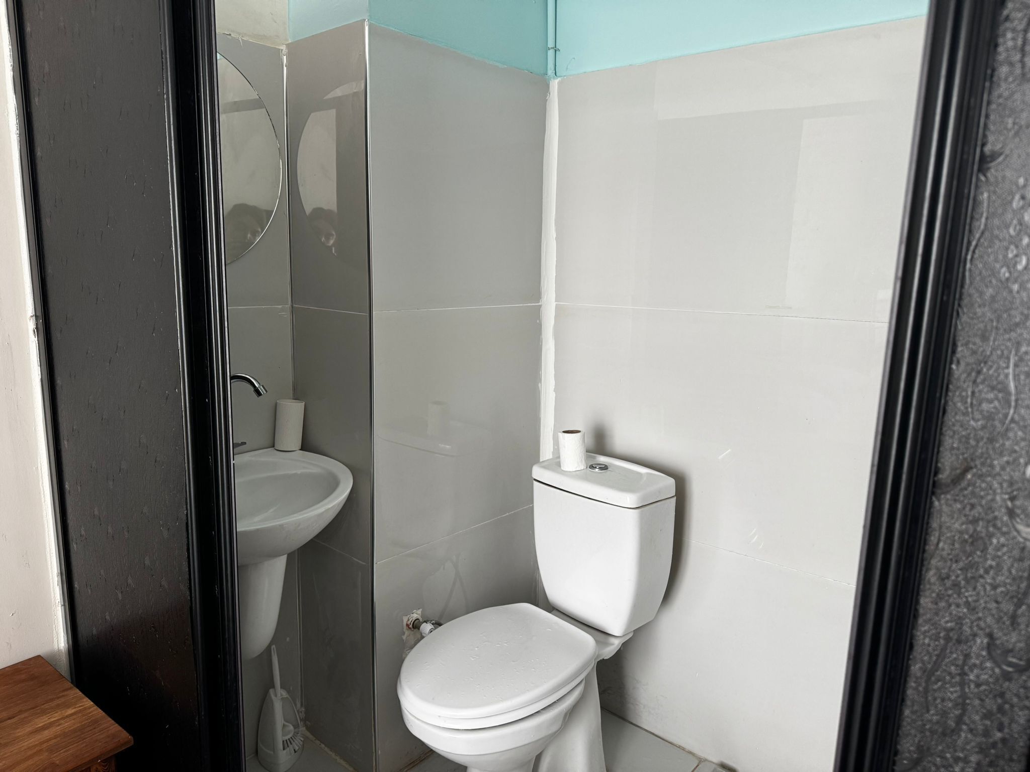 Classic Room, Courtyard View | Bathroom | Shower, hair dryer, towels, shampoo