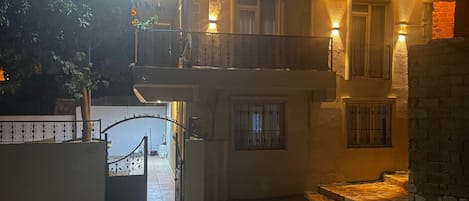 Vista frontal de la propiedad