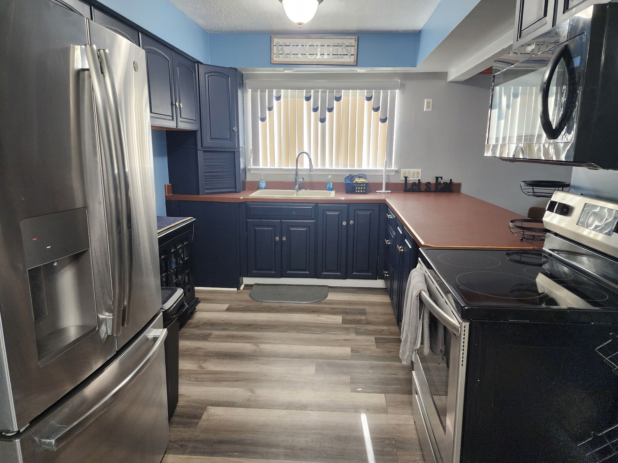 Fridge, oven, stovetop, coffee/tea maker