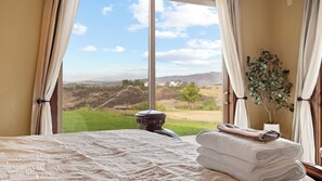 5 bedrooms, iron/ironing board, WiFi, bed sheets - Luxe 5BR Villa / Event-Friendly & Pool Table (Temecula)