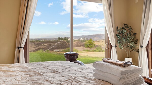 Tabla de planchar con plancha, wifi y ropa de cama 