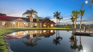 A two-story house with a swimming pool reflecting the surroundings. - Luxe 5BR Villa / Event-Friendly & Pool Table (Temecula)